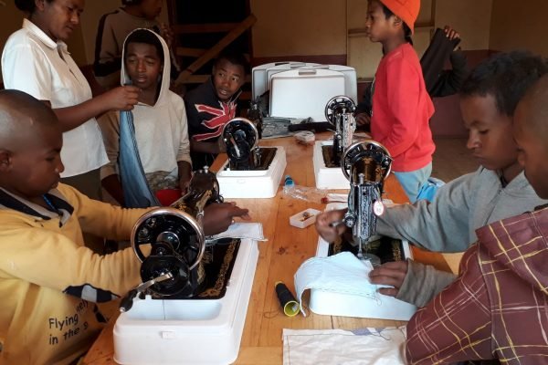 antsirabe-apprentissage-de-la-couture-2